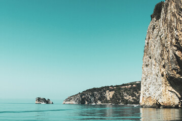 pareti rocciose con grotte nel Cilento Italia