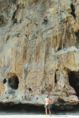 giovani ragazzi praticano free climbing su una pareta rocciosa naturale