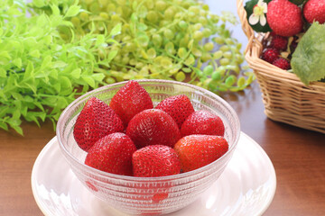 皿に盛り付けたいちご