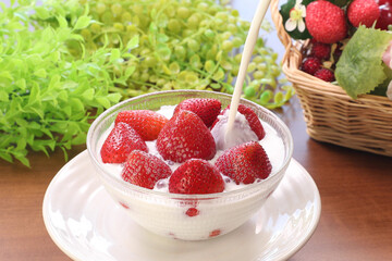 イチゴにミルクをかけるシーン