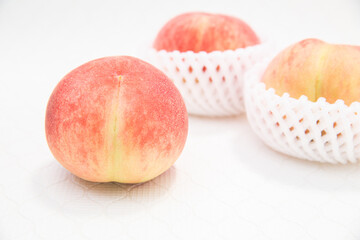 完熟したフルーツの桃が3つ。