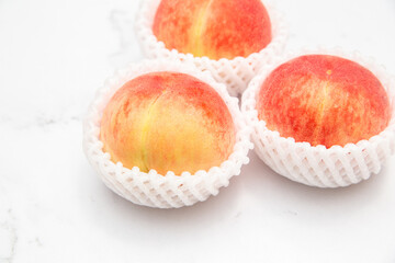 完熟したフルーツの桃が3つ。