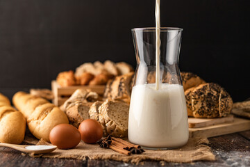 Pour the milk in a glass bottle placed on the sack
