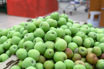 green ripe apples. Ripe apple tree fruits, closeup. Harvest apple s, a bunch of fruits on a shelf in the store.