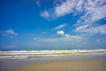 Obraz premium Wide angle view of beach and sky