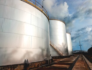oil storage tanks. Industrial factory transport oil © Яe Life Яe World