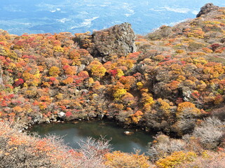 火口湖と紅葉