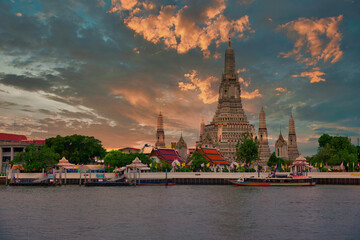 Naklejka premium Wat Arun, Temple of Dawn in Bangkok at sunset time.