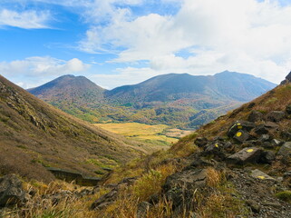 紅葉の山の遠景