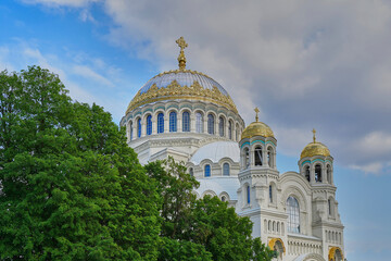 Fototapeta na wymiar view of the naval cathedral in Kronstadt