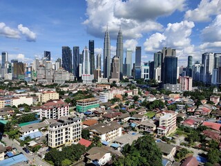 Obraz premium Kuala Lumpur, Malaysia - July 21, 2020: View of Kuala Lumpur skyline during sunny day.