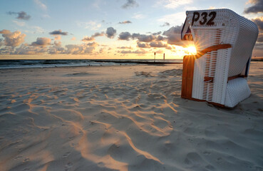 Kosze plażowe na plaży w Kołobrzegu,wschód słońca na wybrzeżu Morza Bałtyckiego. - obrazy, fototapety, plakaty