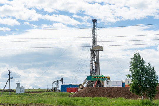 overhaul of the well with oil. Maintenance of oil pumps in Russia