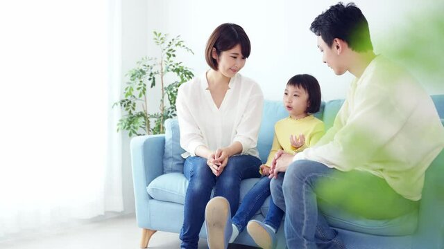 家族団らん　女の子と両親