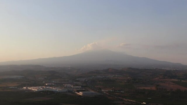 L'Etna vista dall'aereo in fase di atterraggio in aeroporto di Catania