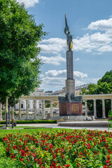 Obraz premium War Memorial known as the Heroes Monument of the Red Army and fountain on Schwarzenbergplatz. It is a white marble colonnade of figure of a Red Army Soldiers.