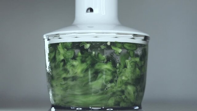 ピーマンをフードプロセッサーでみじん切りにする