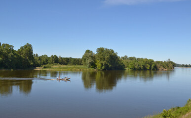 Fototapeta na wymiar Petite embarcation en bois sur la Loire