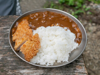 山で調理するアウトドアごはん・山ごはん【ビーフカツカレー】
