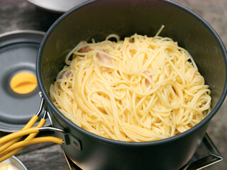 山で調理するアウトドアごはん【カルボナーラパスタ】