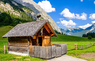 Fototapeta na wymiar old farmhouses at the eng alm in austria