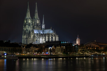 Fototapeta na wymiar Dom Köln bei Nacht