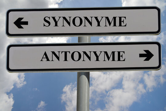 Panneaux indiquant antonyme et synonyme