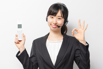 ヘッドセットをつけた若い女性