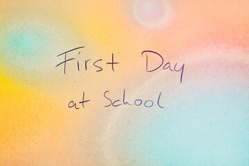First day at school auf buntem Hintergrund aus Papier