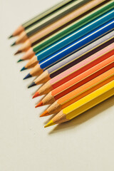 Buntstifte in allen Farben auf weißem Hintergrund aus Papier grafisch