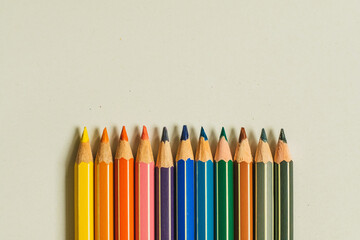 Buntstifte in allen Farben auf weißem Hintergrund aus Papier grafisch