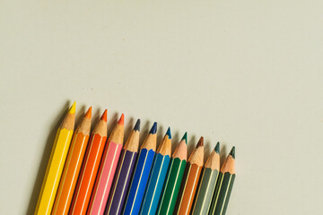 Buntstifte in allen Farben auf wei&szlig;em Hintergrund aus Papier grafisch