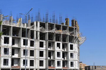 Fototapeta premium construction, crane, building, architecture, site, sky, house, development, build, industry, concrete, business, blue, cranes, work, tower, city, structure, new, buildings, apartment, urban, construct
