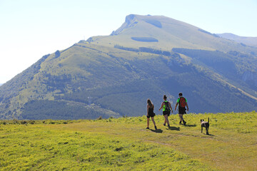 jóvenes haciendo senderísmo por el monte país vasco oñati 4M0A1532-as20