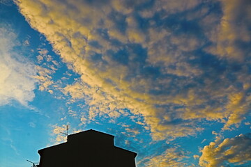 fondo natural con cielo azul y nubes amarillas al atardecer