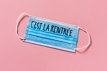 surgical mask and text back to school in french