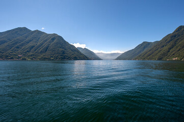 veduta del lago di como dalla barca