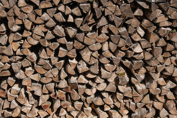 Brennholz in einem Holz-Stapel: gestapelte Holzscheite