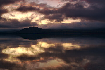 黄昏時の空を湖面に映す湖。屈斜路湖、北海道、日本。