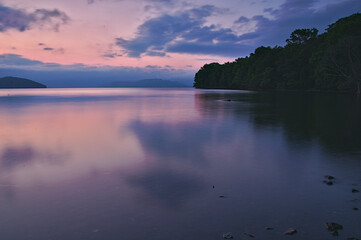 黄昏時の湖。屈斜路湖、北海道、日本。