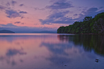 黄昏時の湖。屈斜路湖、北海道、日本。