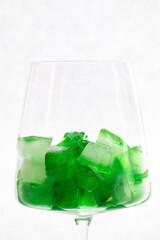 grüne Eiswürfel im Glas