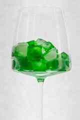 grüne Eiswürfel im Glas