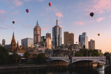 Obraz premium Hot air balloons over Melbourne at sunrise