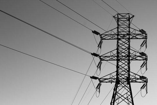 Linhas da torre de alta voltagem 