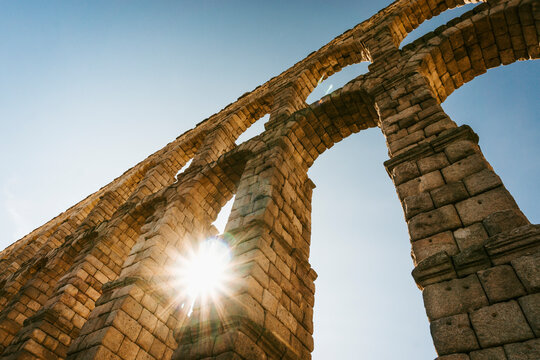 Monumento hist&oacute;rico acueducto romano de Segovia sobre el atardecer
