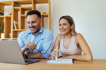 Obraz premium Couple of people having fun online meeting on laptop, portrait.