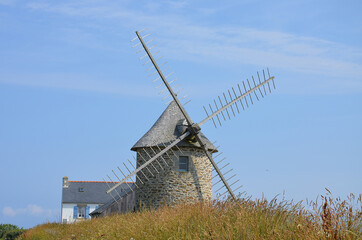 Fototapeta na wymiar mulino a vento - vecchio - rurale - azzurro - paesaggi
