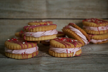 berry marshmallow between two cookies