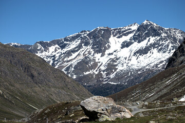 Fototapeta na wymiar Bergpanorama auf dem Julierpass in der Schweiz 27.5.2020